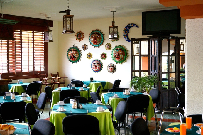 Imagen del bar/restaurante del Hotel and Suites Villa Del Sol. Foto 4