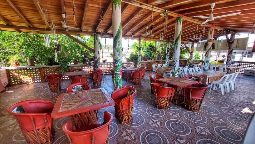 Imagen del bar/restaurante del Hotel bungalows mirna manzanillo. Foto 3