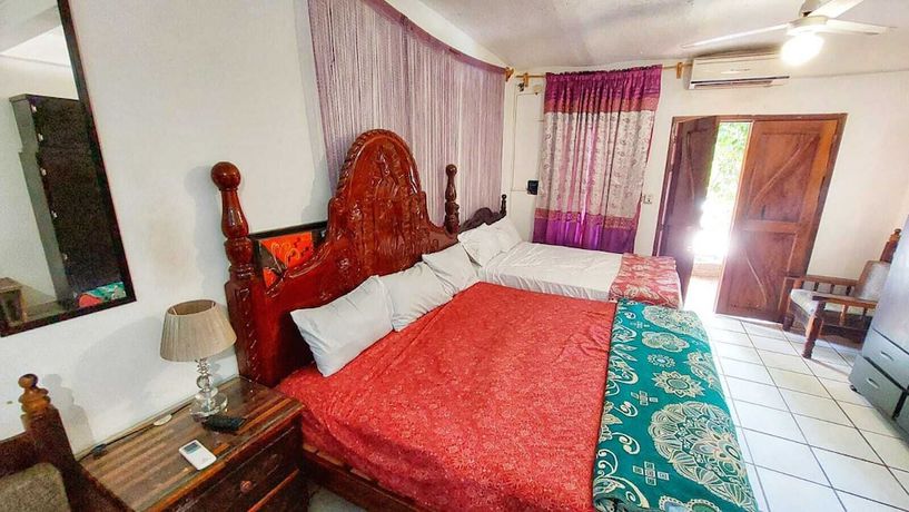 Imagen de la habitación del Hotel bungalows mirna manzanillo. Foto 6