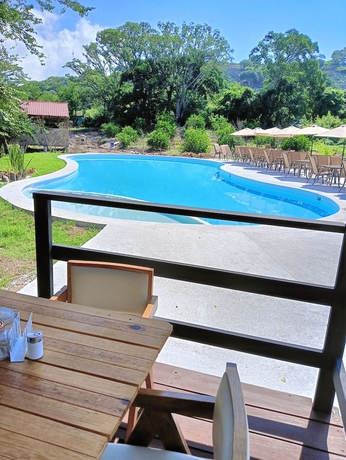 Imagen de la piscina del Hotel caba&ntilde;as yyukkai. Foto 13