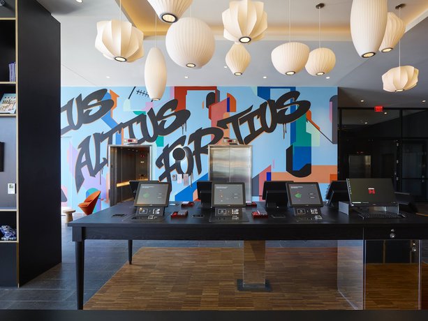 Imagen de los interiores del Hotel citizenM Boston North Station. Foto 13