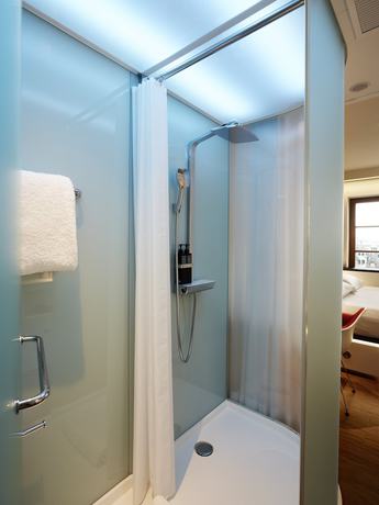 Imagen de la habitación del Hotel citizenM Geneva. Foto 3