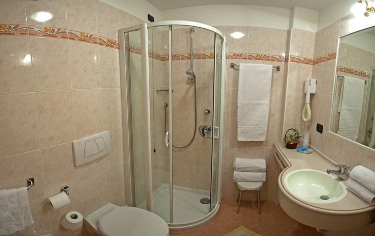 Imagen de la habitación del Hotel de Fr&ograve;nz. Foto 13
