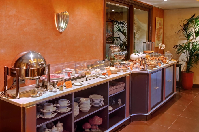 Imagen del bar/restaurante del Hotel de Neuville Arc de Triomphe. Foto 6