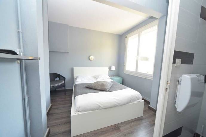 Imagen de la habitación del Hotel de Paris (Capdenac). Foto 15