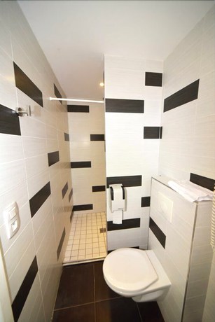 Imagen de la habitación del Hotel de Paris (Capdenac). Foto 18