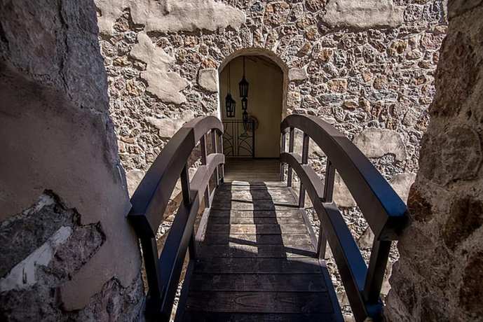 Imagen de los exteriores del Hotel de Piedra. Foto 17