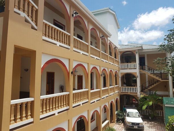 Imagen general del Hotel de la Fuente. Foto 1