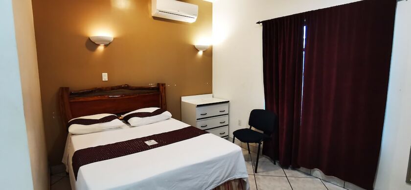 Imagen de la habitación del Hotel de la Fuente. Foto 16