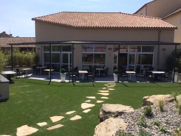 Imagen de los exteriores del Hotel de la Poste, La Cavalerie. Foto 16