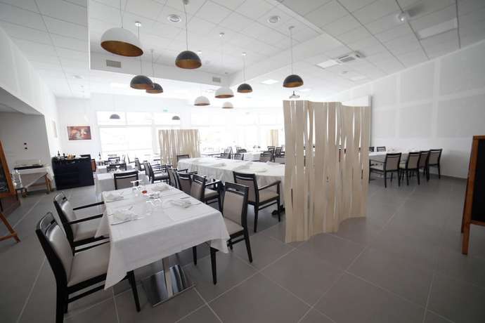 Imagen del bar/restaurante del Hotel de la Poste, La Cavalerie. Foto 11