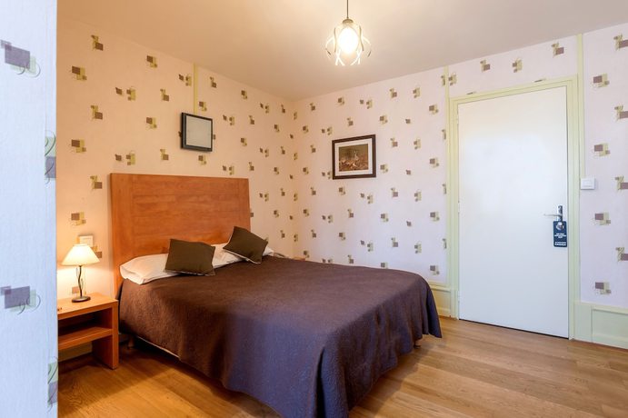Imagen de la habitación del Hotel de la Poste, La Condamine. Foto 13