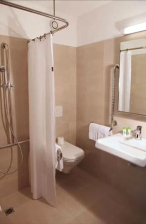 Imagen de la habitación del Hotel de la Poste, MARTIGNY. Foto 4