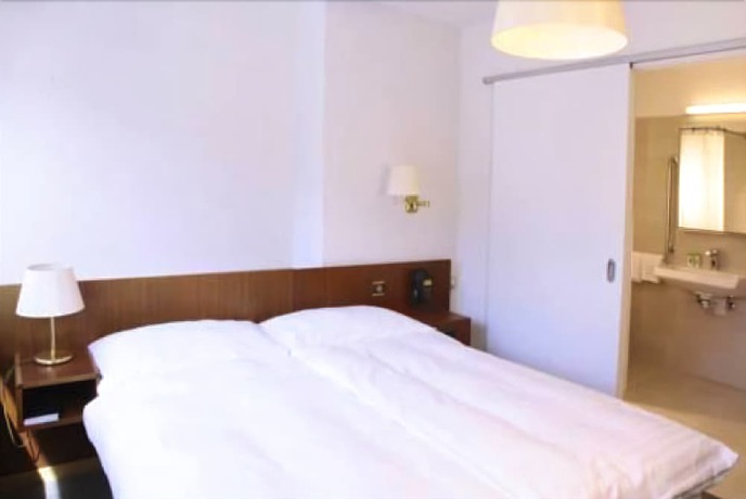 Imagen de la habitación del Hotel de la Poste, MARTIGNY. Foto 5