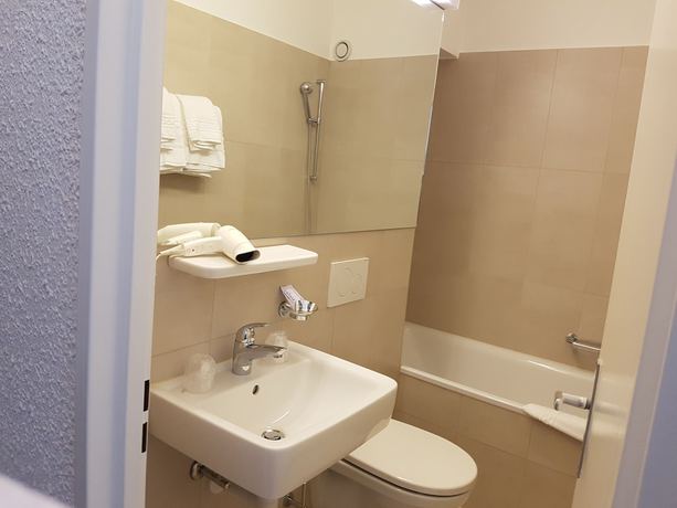 Imagen de la habitación del Hotel de la Poste, MARTIGNY. Foto 9
