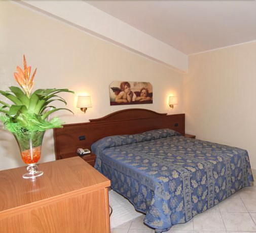 Imagen de la habitación del Hotel dei Pini, FIUGGI. Foto 3