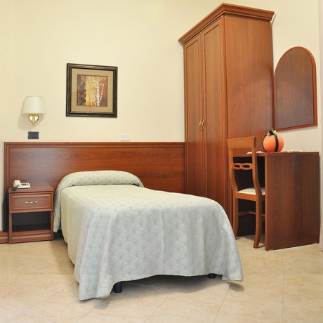 Imagen de la habitación del Hotel dei Pini, FIUGGI. Foto 6