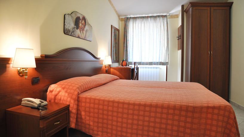 Imagen de la habitación del Hotel dei Pini, FIUGGI. Foto 12