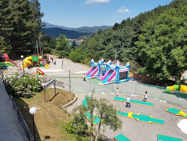 Imagen de los exteriores del Hotel del Lago Ampollino. Foto 18