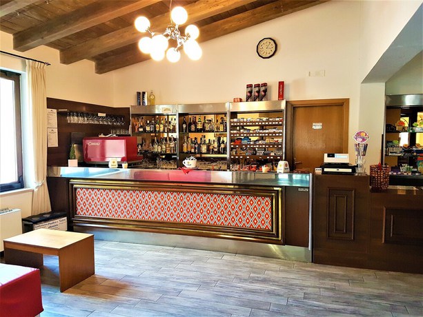 Imagen del bar/restaurante del Hotel del Lago Ampollino. Foto 7
