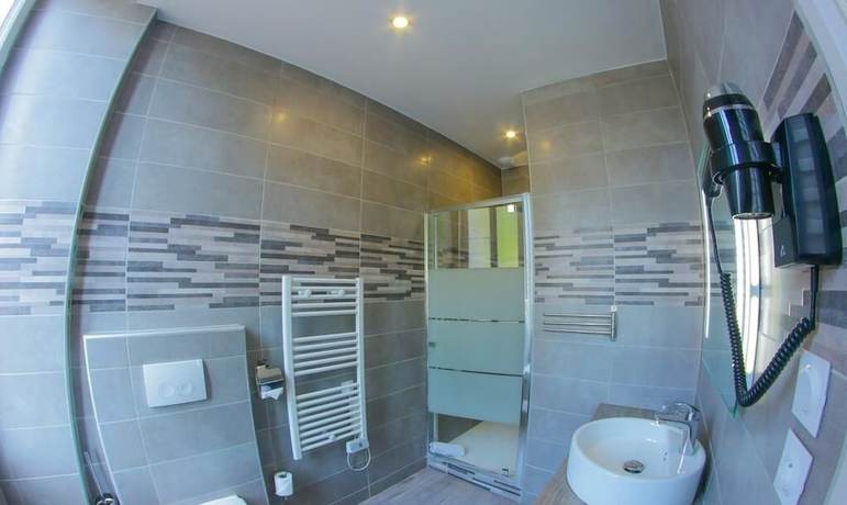 Imagen de la habitación del Hotel des 2 Nations. Foto 17