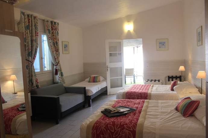 Imagen de la habitación del Hotel des Cayrons. Foto 3