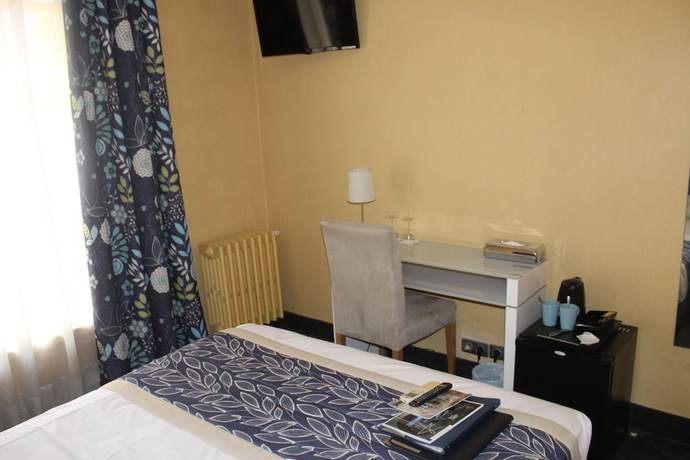 Imagen de la habitación del Hotel des Cayrons. Foto 6