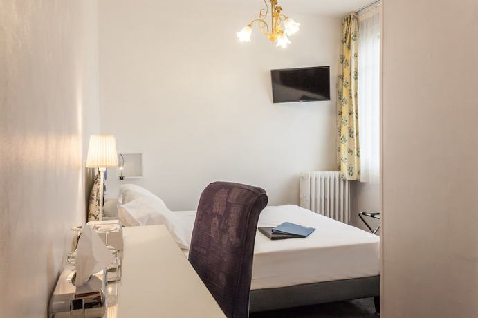 Imagen de la habitación del Hotel des Cayrons. Foto 8