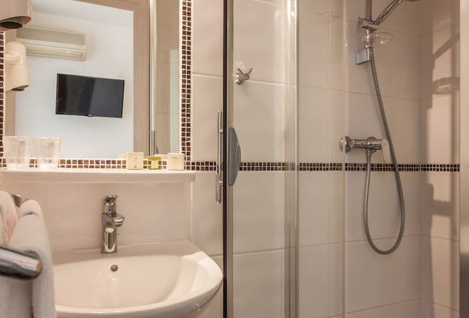 Imagen de la habitación del Hotel des Cayrons. Foto 12