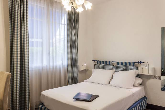 Imagen de la habitación del Hotel des Cayrons. Foto 15
