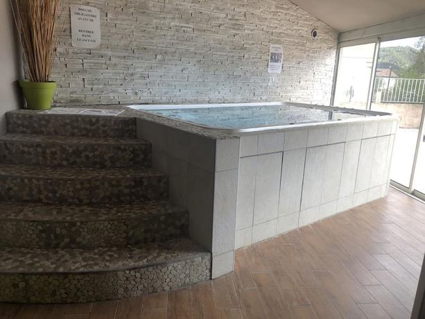 Imagen de la piscina del Hotel des Colonnes. Foto 18