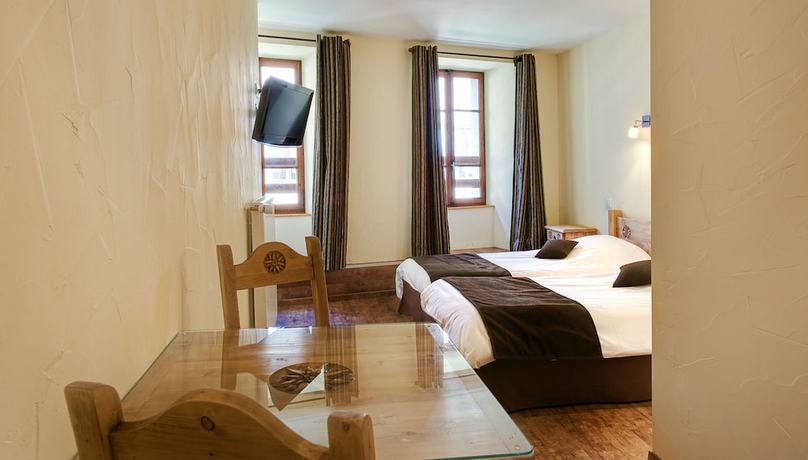 Imagen de la habitación del Hotel du Commerce, Le Turban. Foto 12