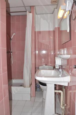 Imagen de la habitación del Hotel du Commerce et de Navarre. Foto 6