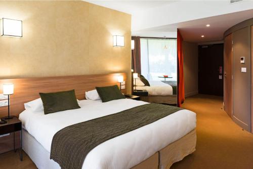 Imagen de la habitación del Hotel du Golf, Pont Royal. Foto 13