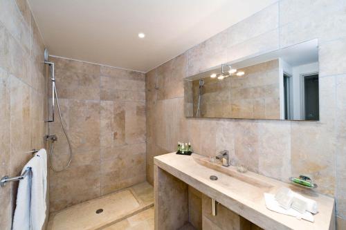 Imagen de la habitación del Hotel du Golf, Pont Royal. Foto 16