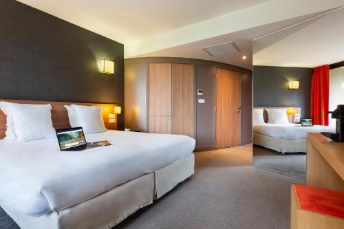 Imagen de la habitación del Hotel du Golf, Pont Royal. Foto 18