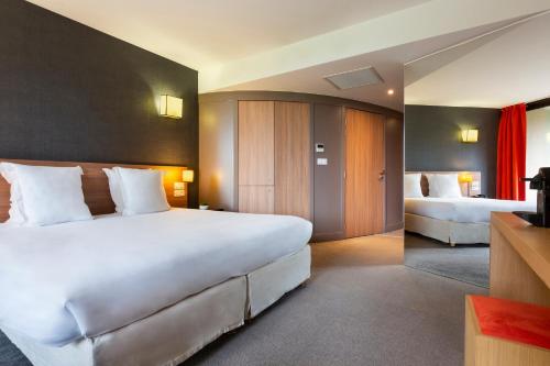 Imagen de la habitación del Hotel du Golf, Pont Royal. Foto 19