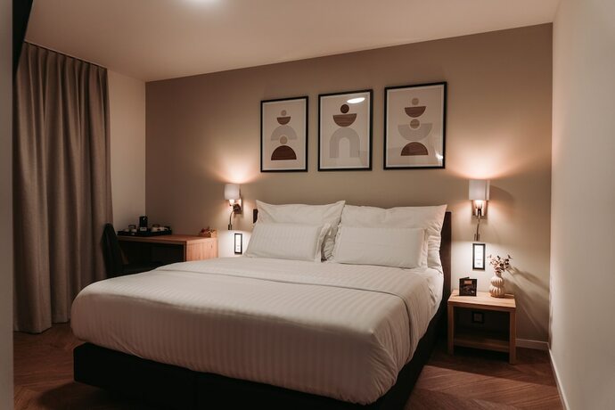 Imagen de la habitación del Hotel du Midi, Del&eacute;mont. Foto 14