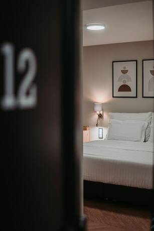 Imagen de la habitación del Hotel du Midi, Del&eacute;mont. Foto 18