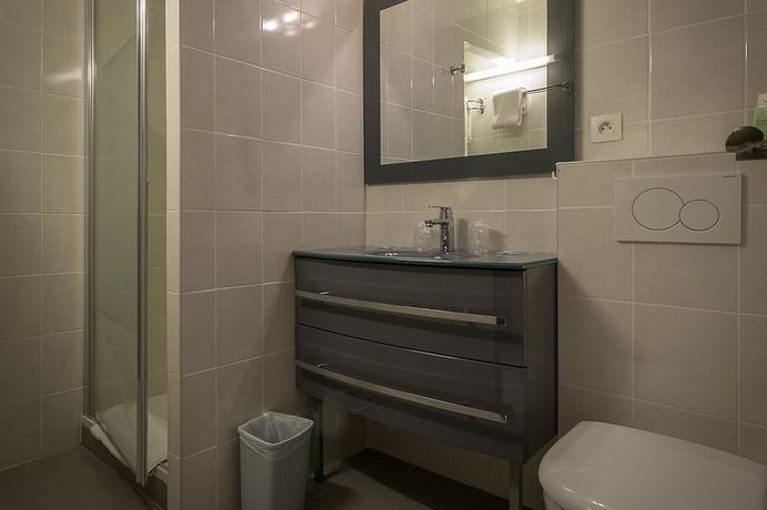 Imagen de la habitación del Hotel du Midi, Th&ocirc;nes. Foto 16
