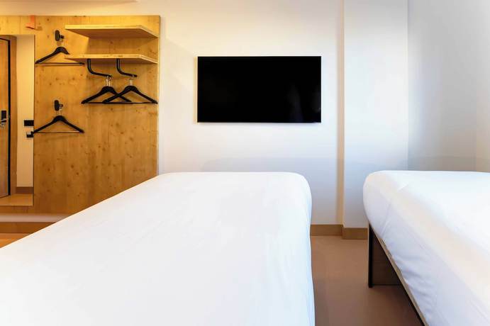 Imagen de la habitación del Hotel easyHotel Alicante Centro. Foto 3