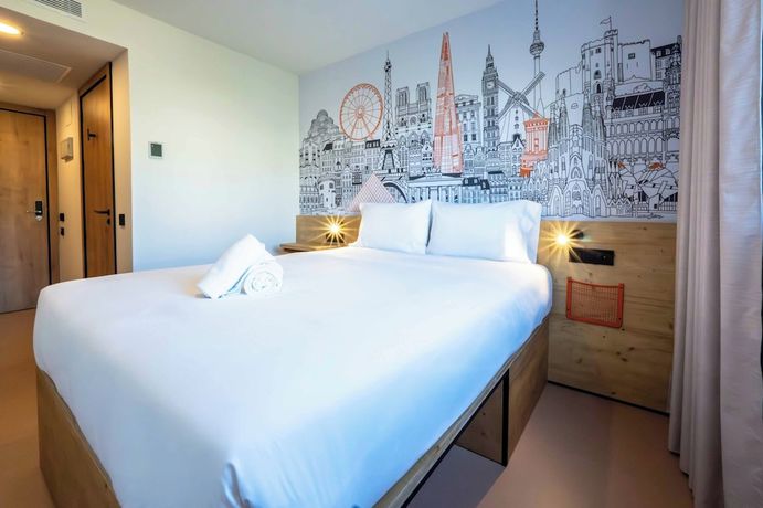 Imagen de la habitación del Hotel easyHotel Alicante Centro. Foto 6