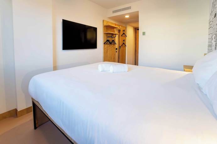 Imagen de la habitación del Hotel easyHotel Alicante Centro. Foto 11
