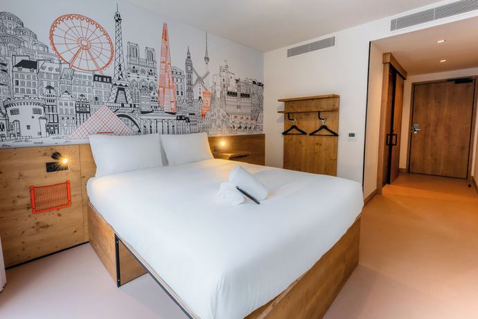 Imagen de la habitación del Hotel easyHotel Alicante Centro. Foto 12