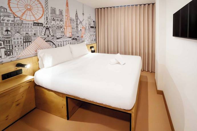 Imagen de la habitación del Hotel easyHotel Alicante Centro. Foto 14
