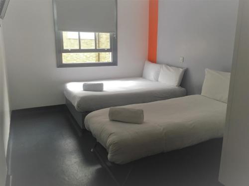 Imagen de la habitación del Hotel easyHotel Victoria. Foto 14