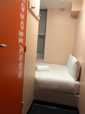 Imagen de la habitación del Hotel easyHotel Victoria. Foto 16