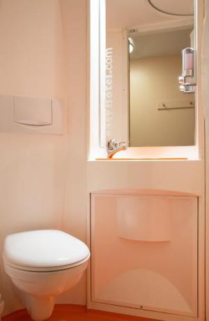 Imagen de la habitación del Hotel easyHotel Victoria. Foto 18