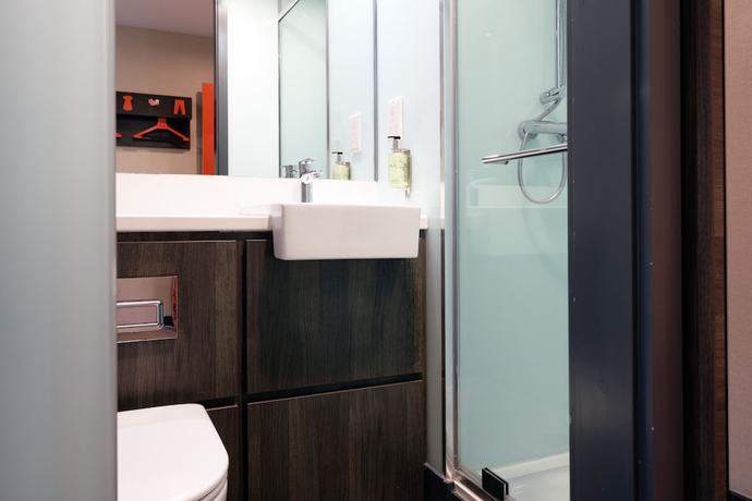 Imagen de la habitación del Hotel easyhotel Oxford. Foto 2