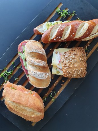 Imagen del bar/restaurante del Hotel elferrooms. Foto 6